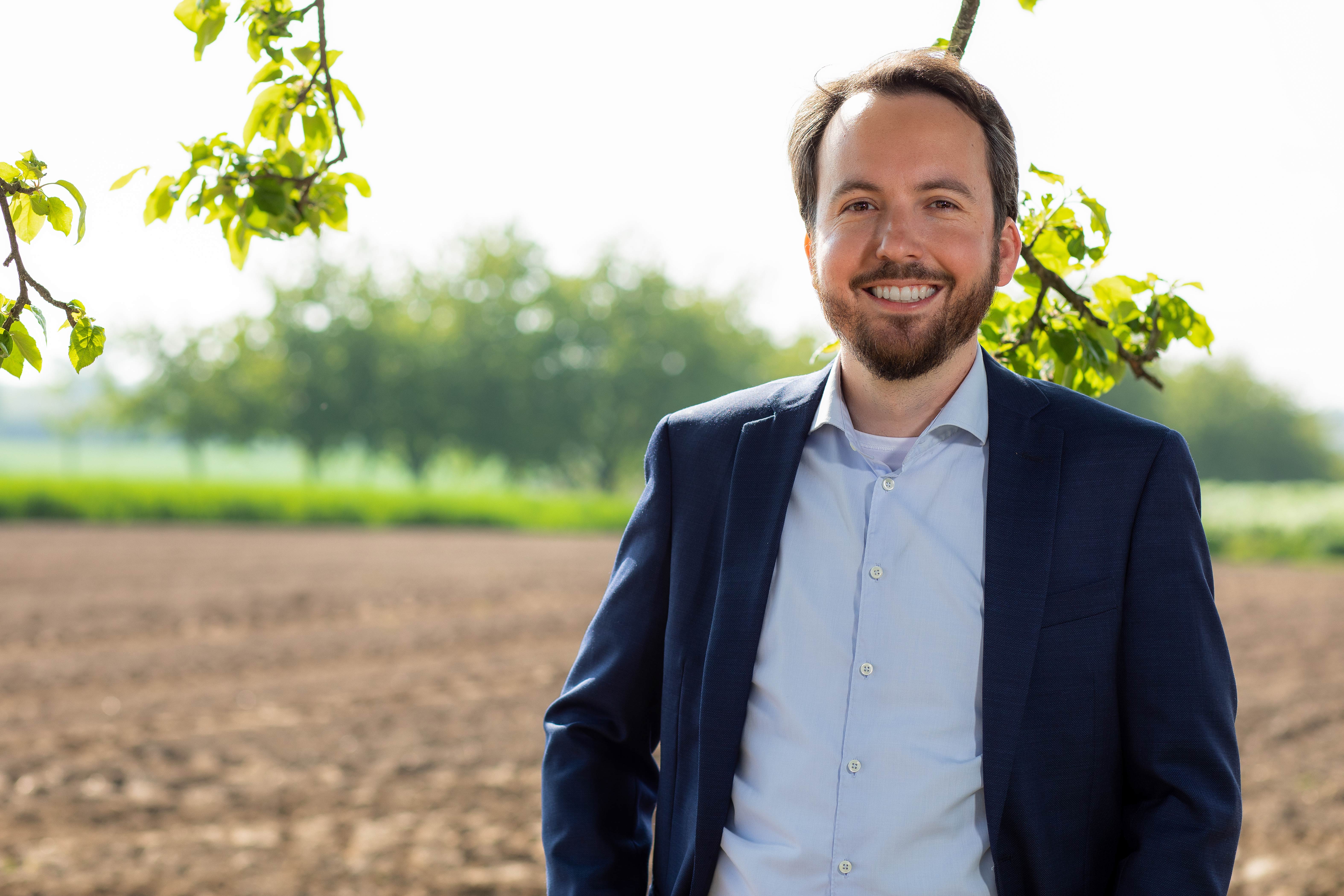 Christian Pollack von mein DIGITALreferent lächelt in die Kamera und bringt viel Erfahrung aus dem öffentlichen Dienst mit
